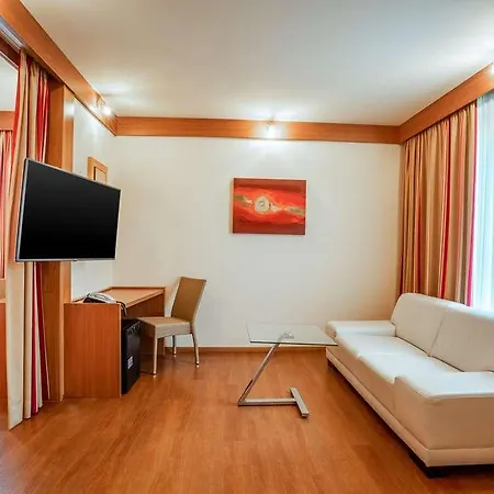 Plaza Premium 4*