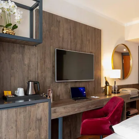 Plaza Premium 4*