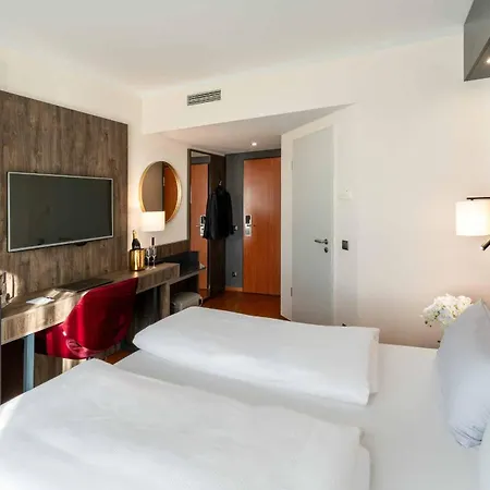 Hotel Plaza Premium 4*