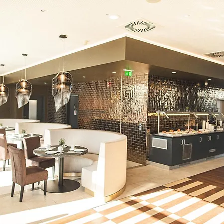 Plaza Premium 4*