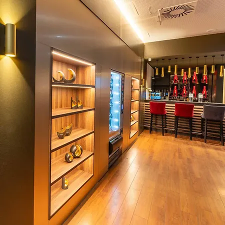 Plaza Premium 4*