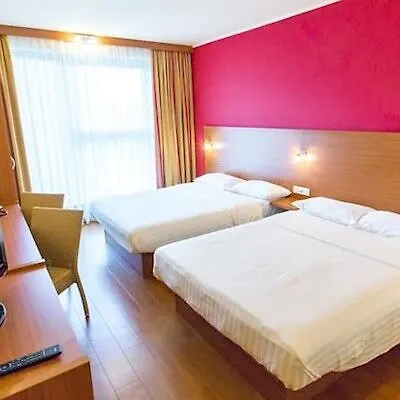 Plaza Premium 4*