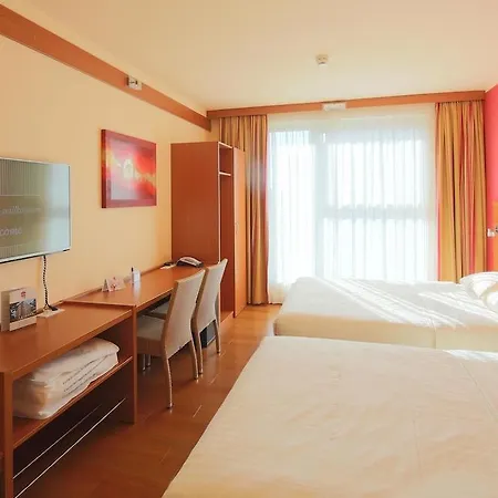 Plaza Premium 4*